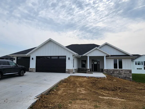 404 Solomia Ct, Peosta, IA 52068