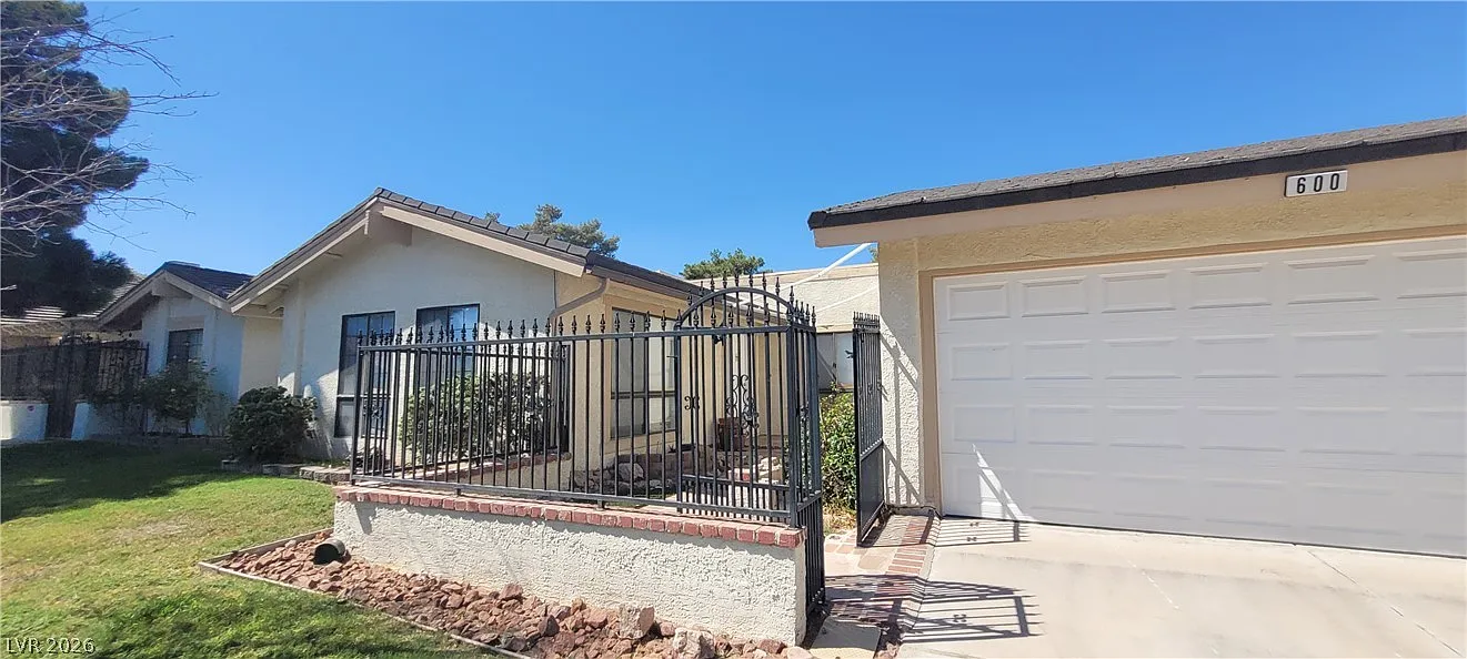 3 bed, 2.0 bath, 1717 sqft, $1,695 — Photo 4