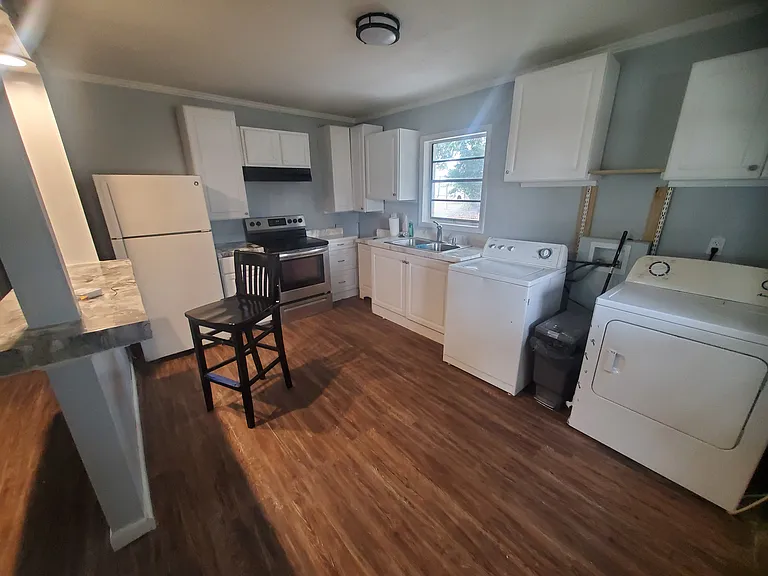 800 E Lee St — Photo 5