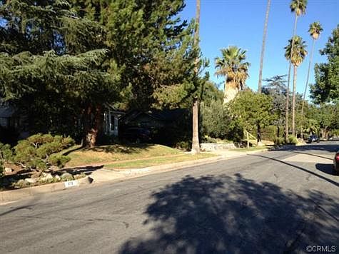 5th image of 1530 N Lake Ave