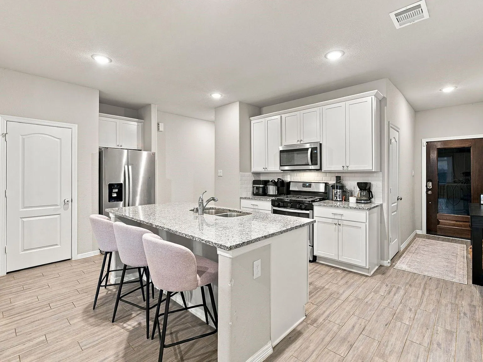 4 bed, 2.0 bath, 1627 sqft, $2,100 — Photo 3