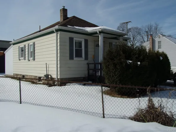 407 Livingston St, Howell, MI 48843