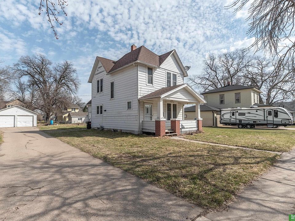 1st image of 940 E 6th St