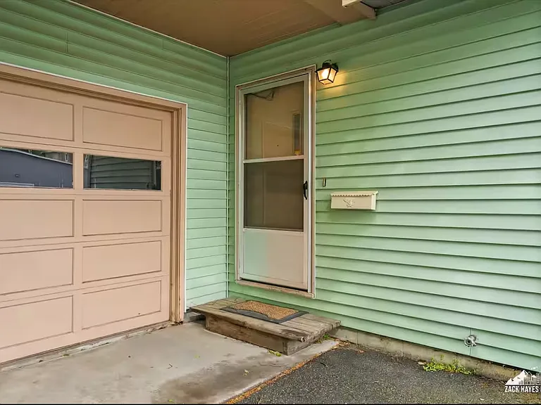 3940 Turnagain Blvd E — Photo 9