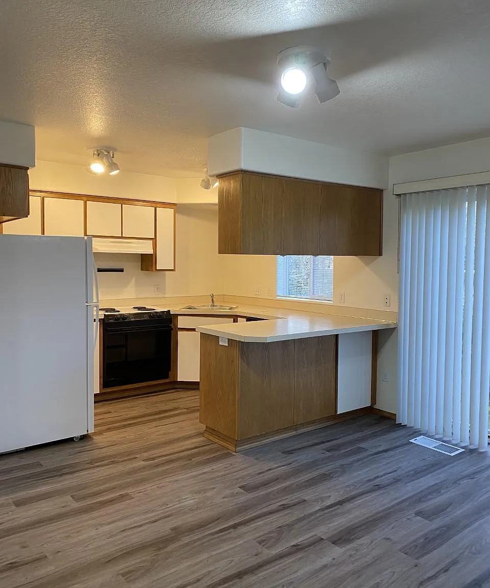 3 bed, 2.5 bath, 1304 sqft, $2,175 — Photo 2