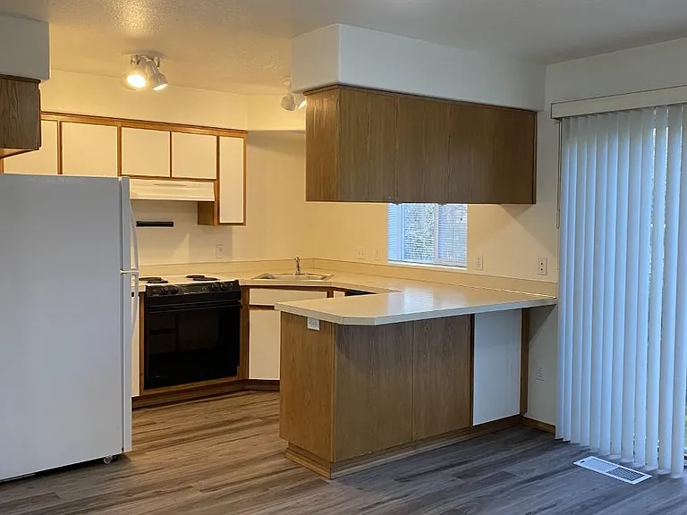 609 SE Paropa Pl — Photo 2