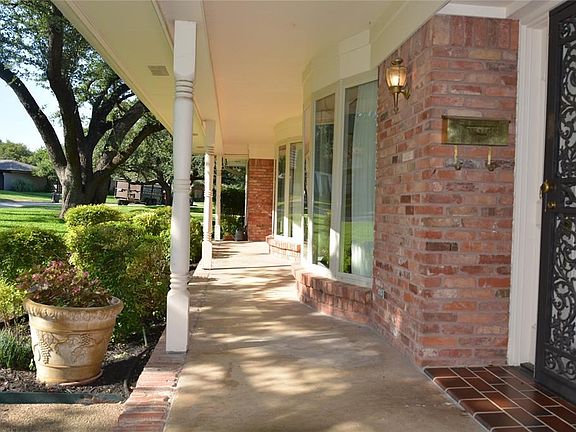4th image of 3921 Thistle Ln