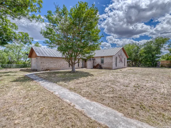 402 CONGRESS ST, Sabinal, TX 78881
