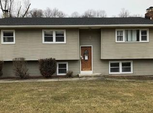2 Wm Corie Dr, Monroe, NY 10950