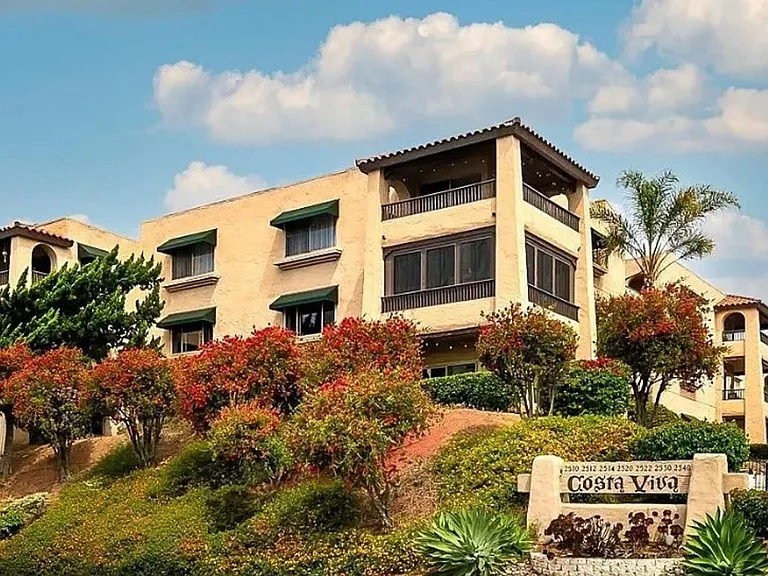 2530 Clairemont Dr #301 — Photo 1