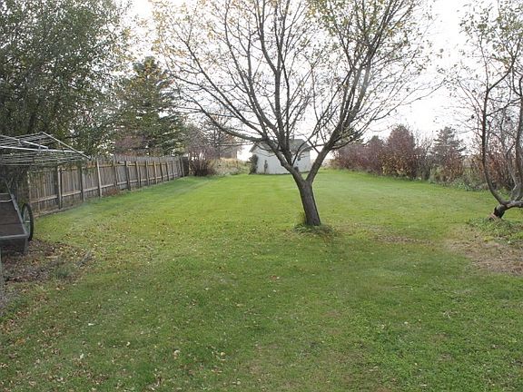 3rd image of 812 Meadowlark Ave