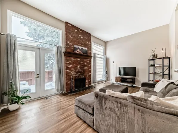 407 Point Dr NW, Calgary, AB T3B 4W1