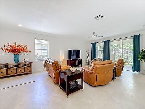 4th image of 1556 Winterberry Ln