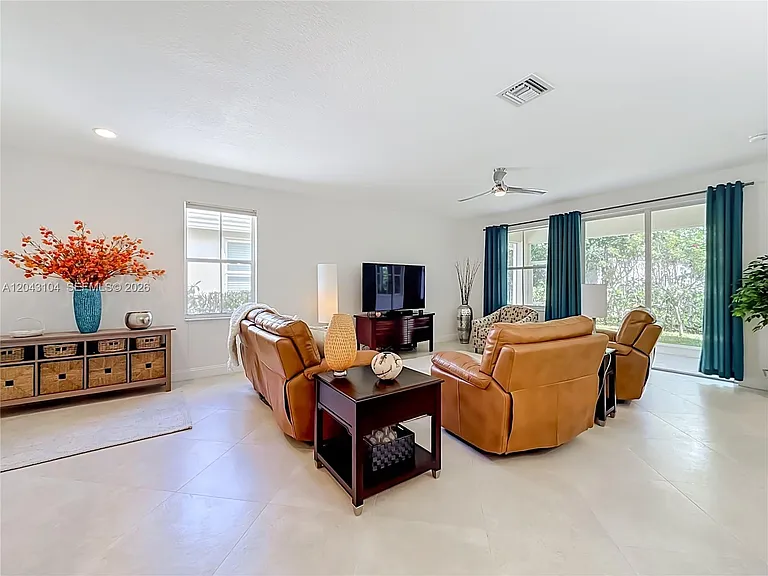 1556 Winterberry Ln — Photo 4