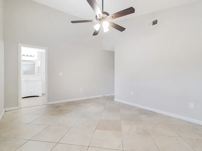 4262 Sandhurst Dr — Photo 10