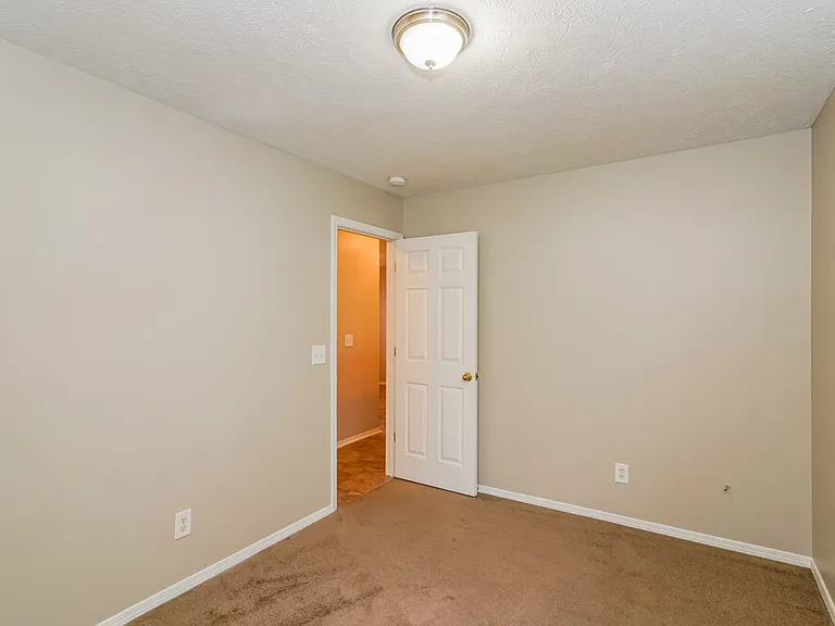 2814 Creekbend Dr — Photo 12