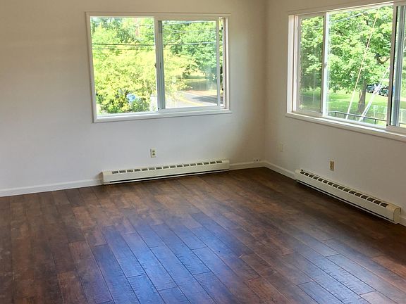 Corner unit, windows on three sides