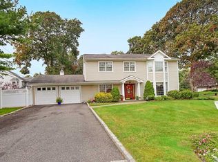 1 Oran Ct, Hauppauge, NY 11788