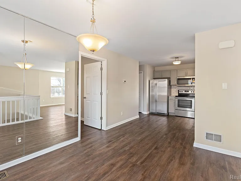 890 Lothrop Rd — Photo 5