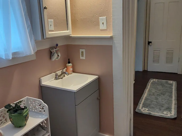 204 Lexington St #4 — Photo 9