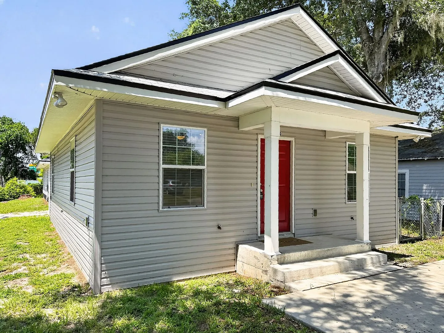 Bright & Spacious 3-Bedroom Home in St. Nicholas Area! — Photo 2