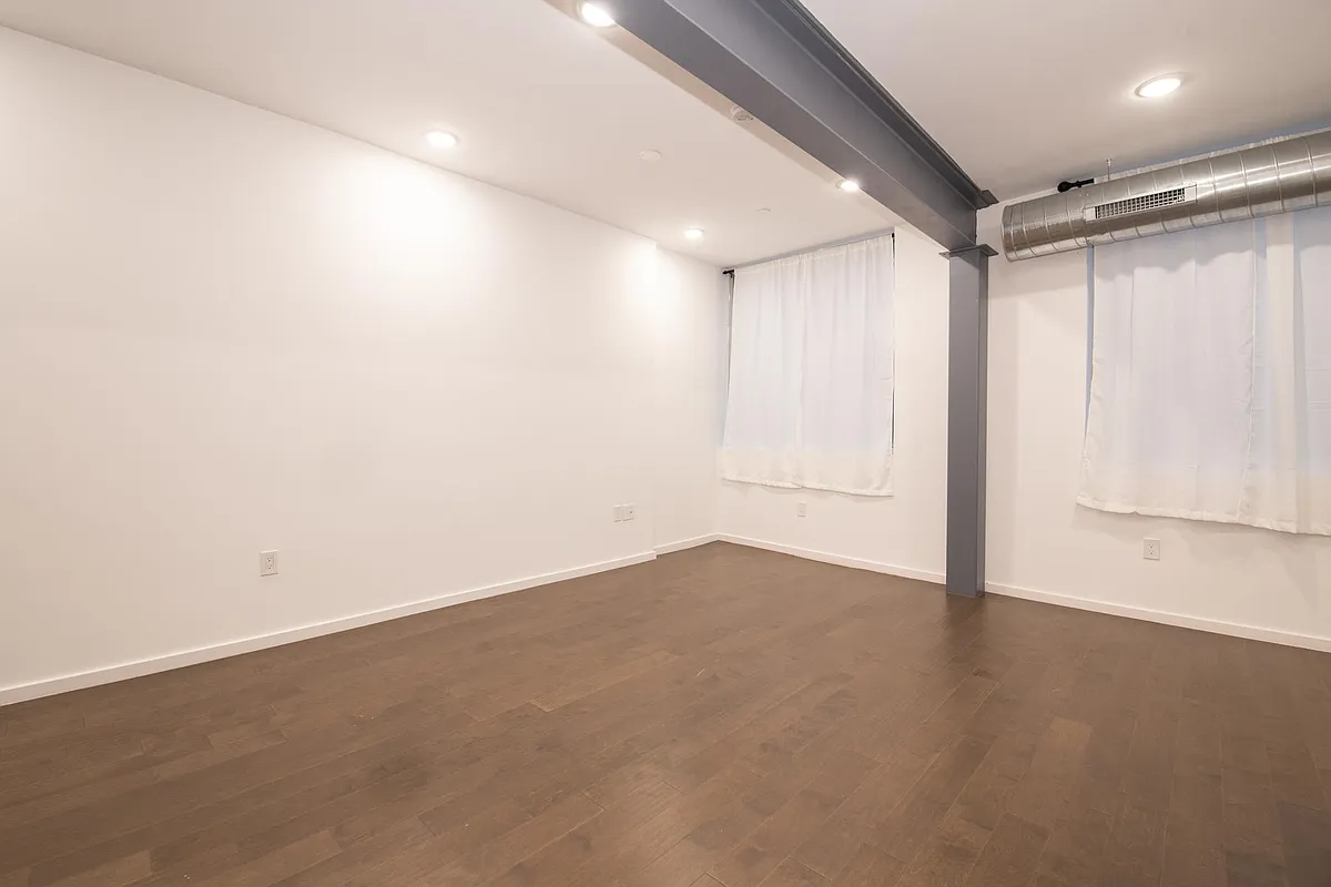Building Photo - 638 Diamond St #2