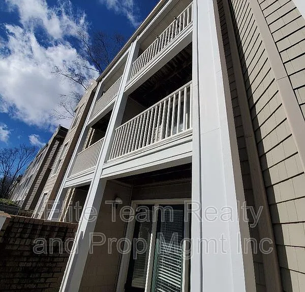 230 S Cedar St #5 — Photo 2