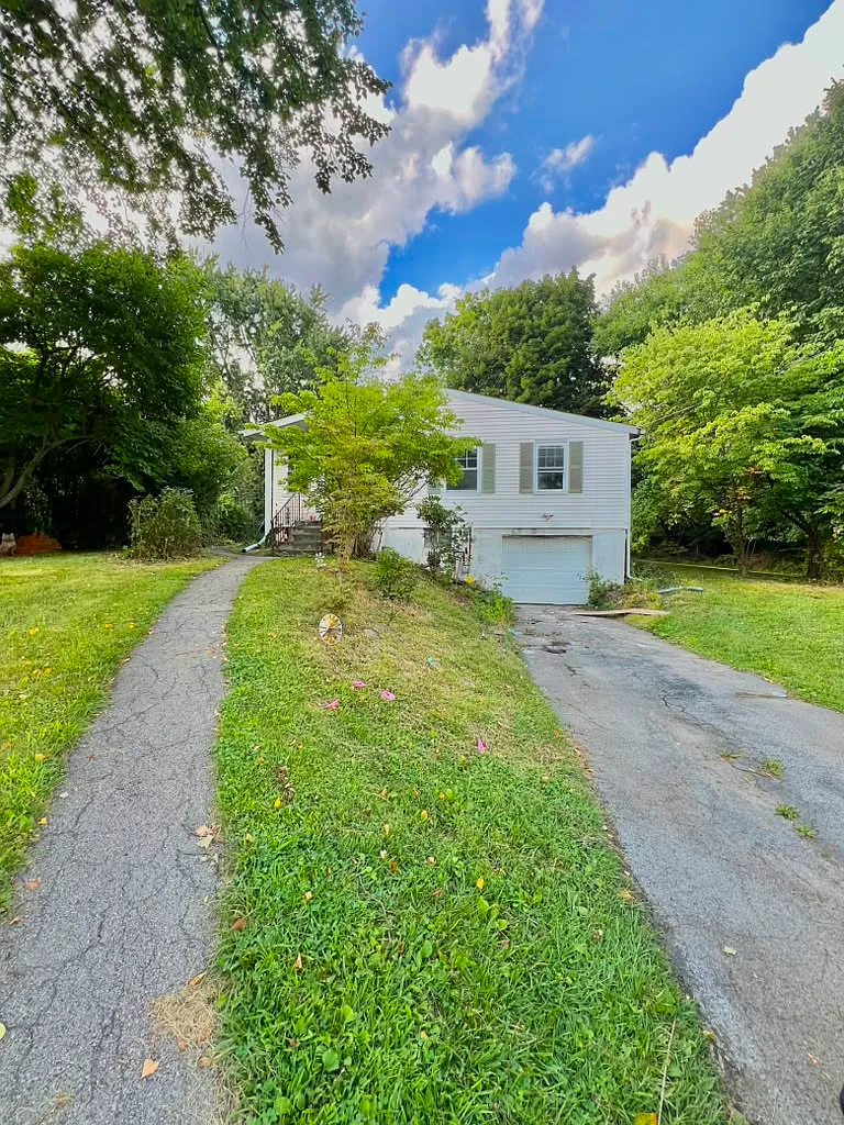 3 bed, 960 sqft, $2,950 — Photo 1