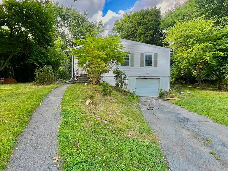 12 Merriewold Ln N — Photo 1
