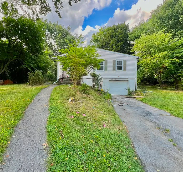 12 Merriewold Ln N