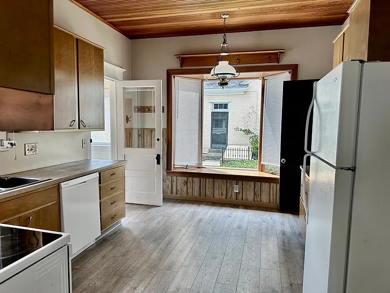 251 E Main St — Photo 17
