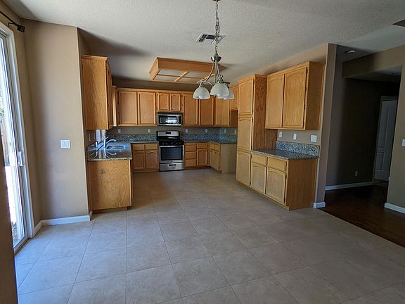 kitchen
tile kitchen flooring with granite counter top