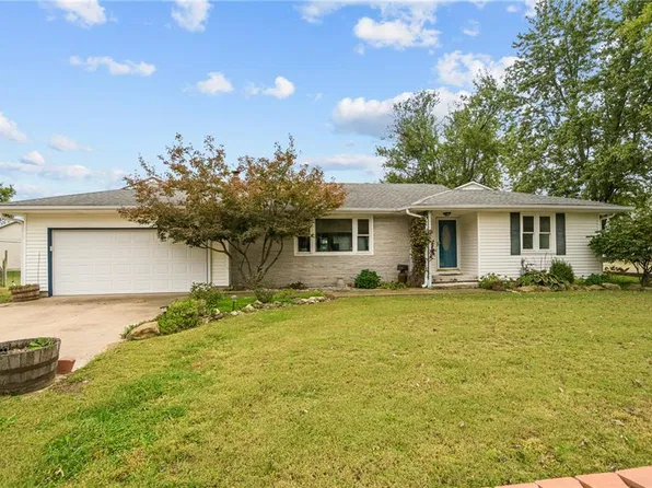 229 W 1st St, Adrian, MO 64720