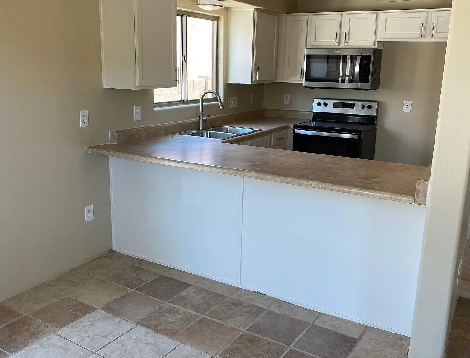 3 bed, 964 sqft, $1,750 — Photo 3