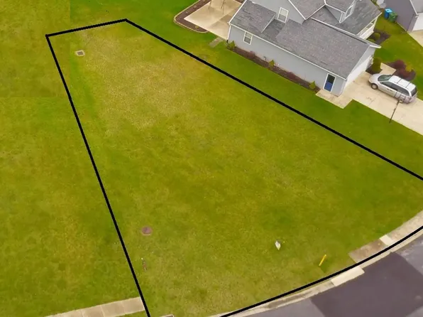 141 Village Green Dr, Sidney, OH 45365