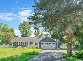 4 Cedar Ln, Setauket, NY 11733
