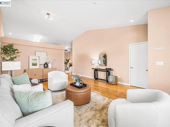 5th image of 1727 Sutter St