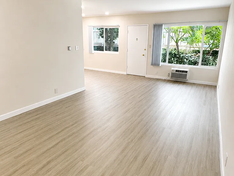 534 N Hayworth Ave #104 — Photo 4