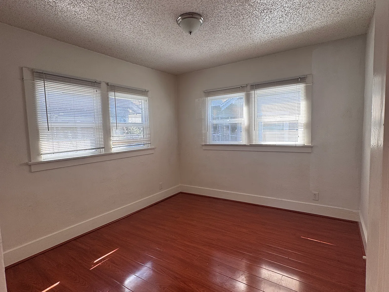 2 bed, 700 sqft, $2,080 — Photo 4