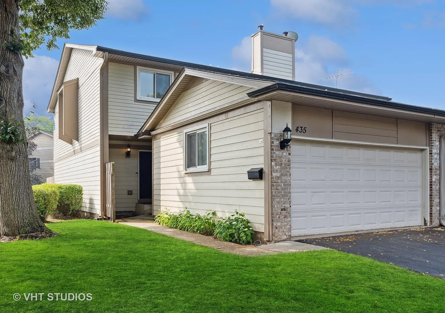 4 bed, 2.5 bath, 2800 sqft, $3,600 — Photo 1