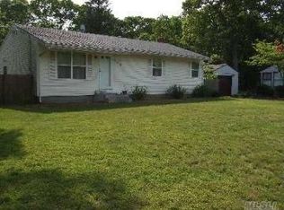 206 Holiday Blvd, Center Moriches, NY 11934