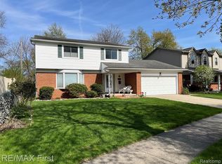 29820 Apolonia Dr, Warren, MI 48092
