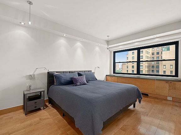 5th image of 58 W 58th St APT 23A