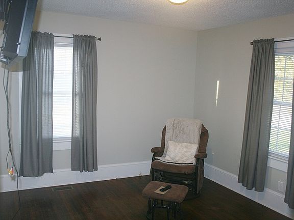 5th image of 944 S Broadway St