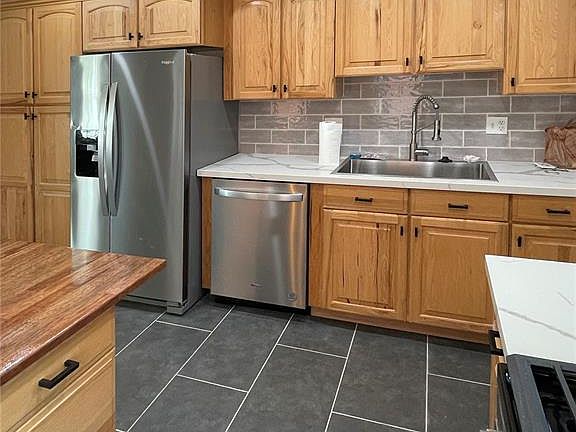 3rd image of 1060 E Linden Ave