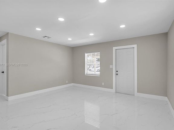 4th image of 1660 W 26th St
