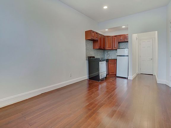 3rd image of 154 E 7th St APT Fe