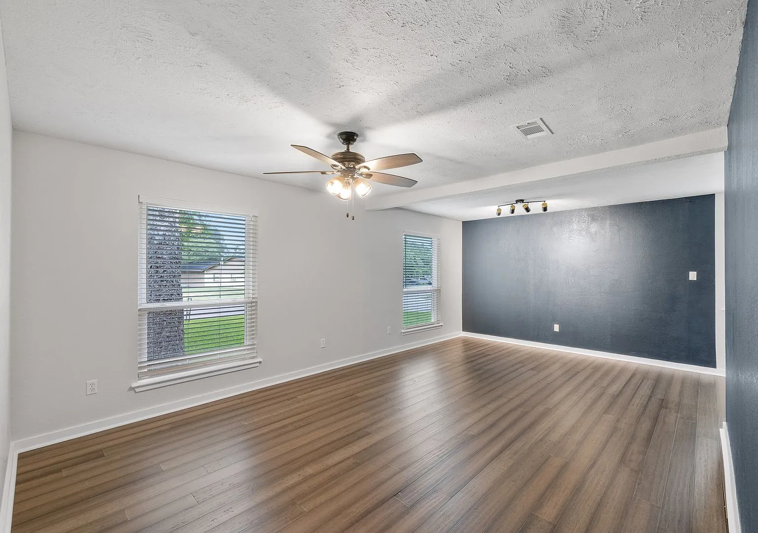 September Move in! 4 Bed/2 Bath House in South Knoll W/ Huge Yard — Photo 3