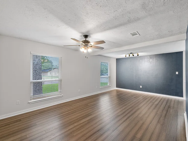 1222 Haines Dr — Photo 3