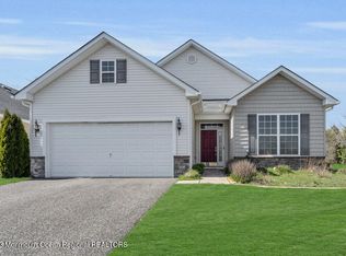 17 Eagle Ridge Cir, Lakewood, NJ 08701